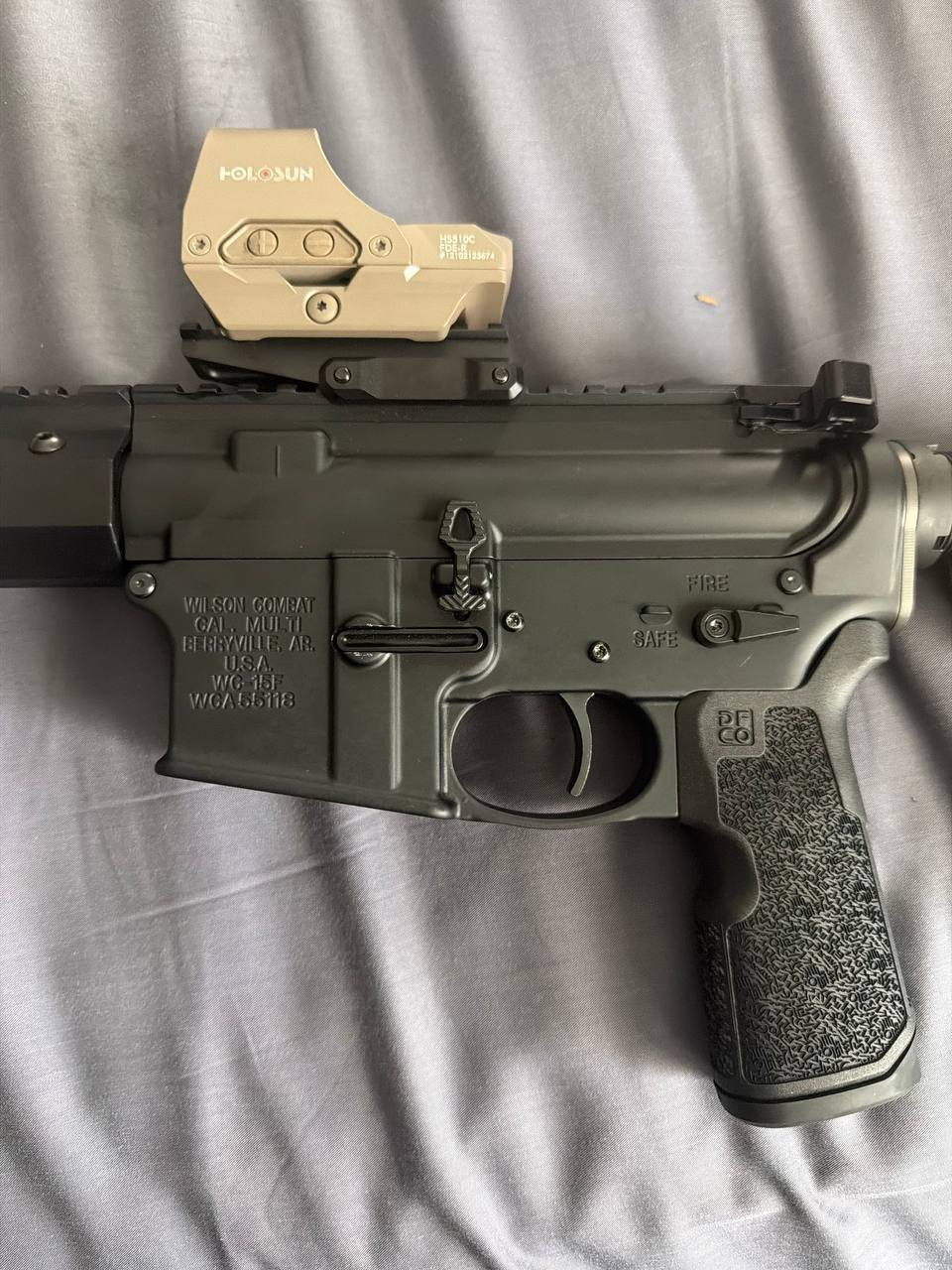 Wilson Combat WC-15 lower — DFCO stippled grip and Holosun HS510C FDE closer look