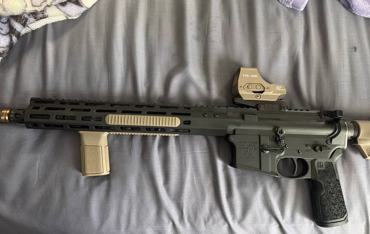Wilson Combat WC-15 — full profile with M-LOK rail, FDE furniture, and Holosun optic